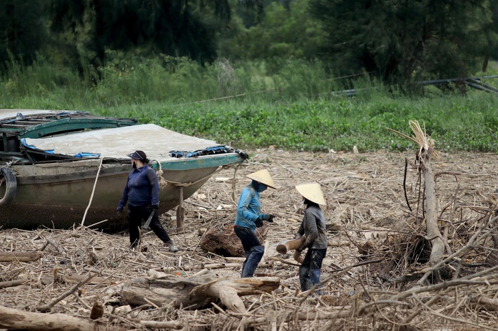 Hà Tĩnh: Hàng trăm tấn rác bao vây cảng cá và khu neo đậu tránh trú bão- Ảnh 9. Hà Tĩnh: Hàng trăm tấn rác bao vây cảng cá và khu neo đậu tránh trú bão- Ảnh 9.