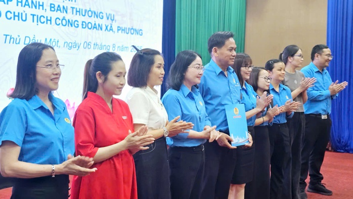 Danh sách 13 Chủ tịch Công đoàn phường, xã thuộc tổ công tác số 8- LĐLĐ TP HCM- Ảnh 1. Danh sách 13 Chủ tịch Công đoàn phường, xã thuộc tổ công tác số 8- LĐLĐ TP HCM- Ảnh 1.