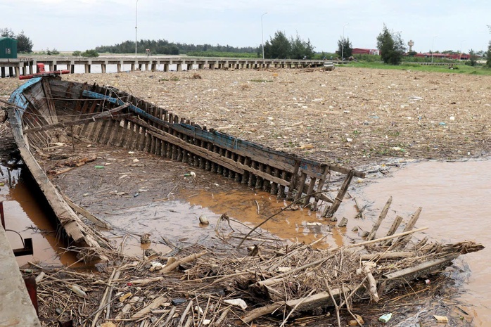 Hà Tĩnh: Hàng trăm tấn rác bao vây cảng cá và khu neo đậu tránh trú bão- Ảnh 2. Hà Tĩnh: Hàng trăm tấn rác bao vây cảng cá và khu neo đậu tránh trú bão- Ảnh 2.