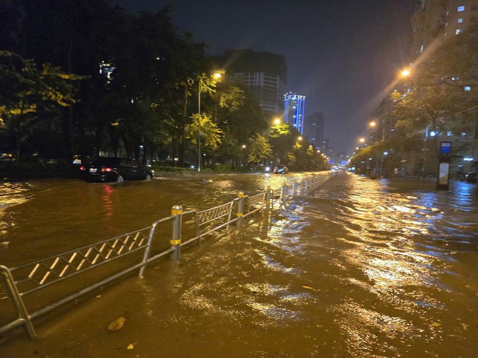 Công ty thoát nước Hà Nội: Đường Võ Chí Công bị ngập kéo dài do "lượng mưa tăng đột biến" - Ảnh 1.