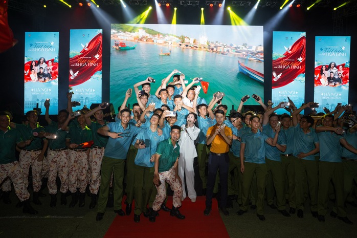 "Viết tiếp câu chuyện hòa bình" phục vụ chiến sĩ- Ảnh 5. "Viết tiếp câu chuyện hòa bình" phục vụ chiến sĩ- Ảnh 5.