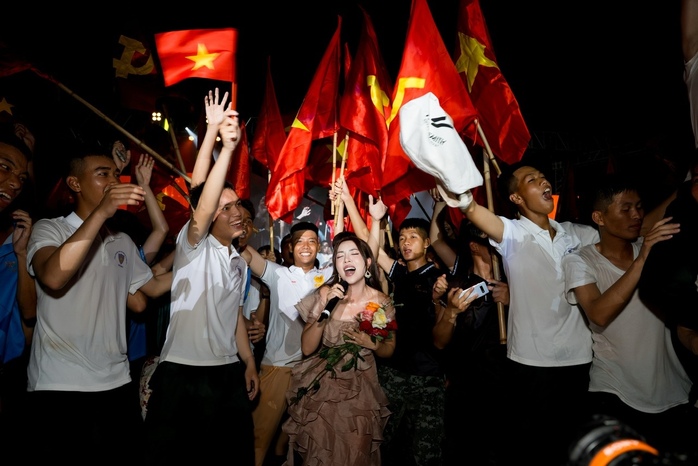 "Viết tiếp câu chuyện hòa bình" phục vụ chiến sĩ- Ảnh 4. "Viết tiếp câu chuyện hòa bình" phục vụ chiến sĩ- Ảnh 4.