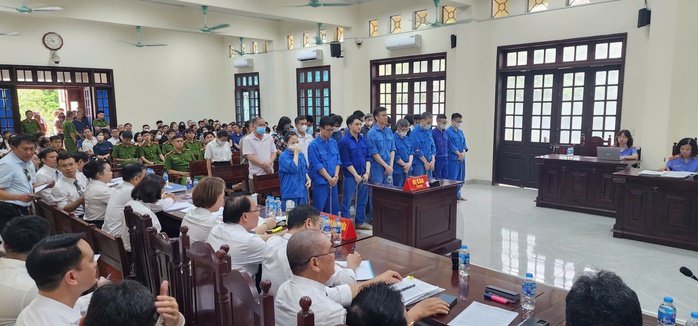 Xét xử vụ 14 cựu cán bộ hải quan tiếp tay cho buôn lậu- Ảnh 1.