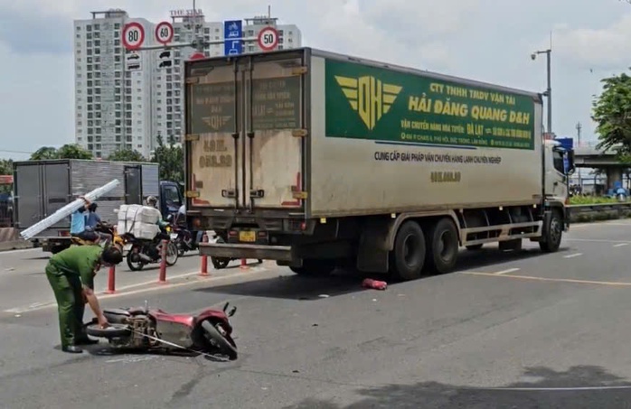 Tai nạn giao thông nghiêm trọng khiến cô gái trẻ tử vong ở TP HCM - Ảnh 1. Tai nạn giao thông nghiêm trọng khiến cô gái trẻ tử vong ở TP HCM - Ảnh 1.