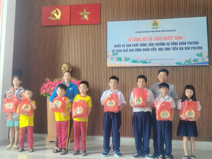 Công đoàn phường Phú Nhuận chăm lo cho đoàn viên sau khi kiện toàn bộ máy- Ảnh 2. Công đoàn phường Phú Nhuận chăm lo cho đoàn viên sau khi kiện toàn bộ máy- Ảnh 2.