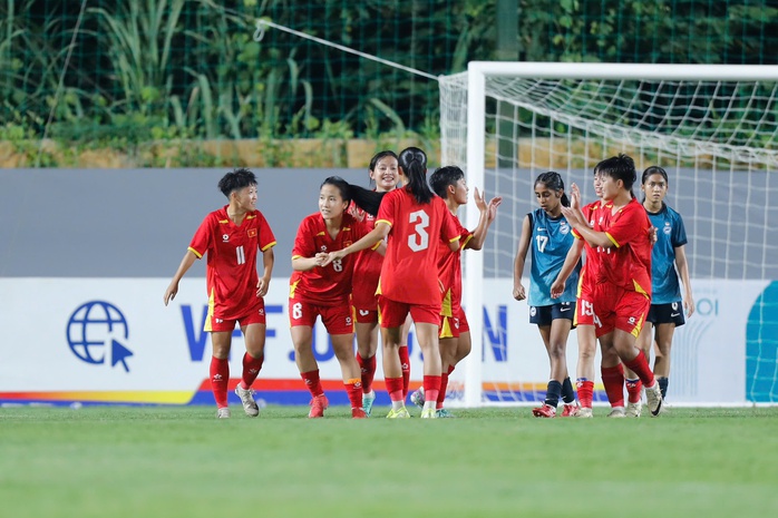 U20 nữ Việt Nam thắng đậm Singapore, dẫn đầu bảng B vòng loại U20 nữ châu Á 2026 - Ảnh 1.