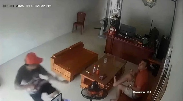 Đang ngồi trong nhà hút thuốc, người đàn ông bị kẻ lạ mặt xông vào chém đứt lìa tay- Ảnh 1. Đang ngồi trong nhà hút thuốc, người đàn ông bị kẻ lạ mặt xông vào chém đứt lìa tay- Ảnh 1.
