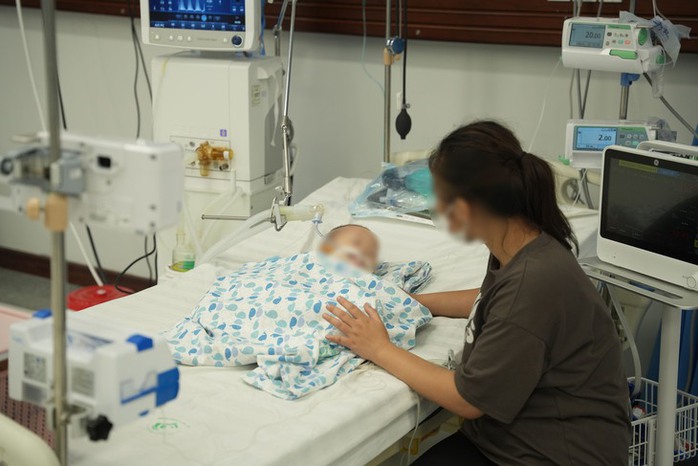 Uống nhầm tinh dầu đuổi muỗi, bé trai nguy kịch- Ảnh 1.