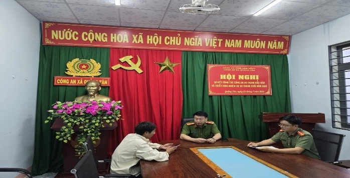 Triệu tập người đàn ông đăng thông tin sai sự thật về thủ tục hành chính- Ảnh 1. Triệu tập người đàn ông đăng thông tin sai sự thật về thủ tục hành chính- Ảnh 1.