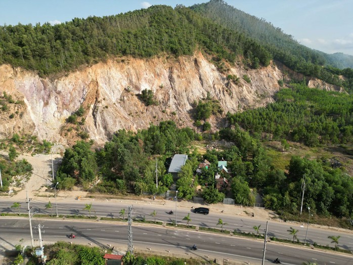 "Phù phép" trong quản lý đất đai, xây dựng (*): Công trình trái phép mọc như nấm - Ảnh 1.