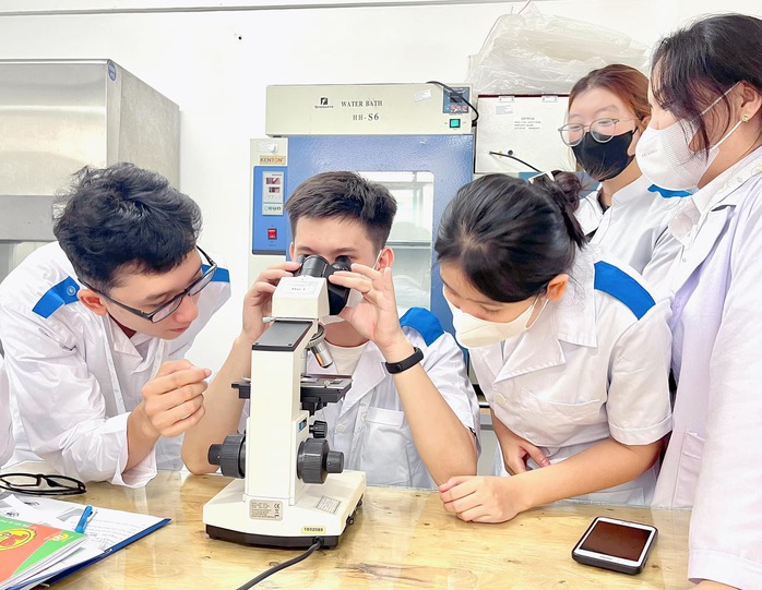 Bất ngờ với số lượng thí sinh đăng ký vào trường cao đẳng năm 2025 - Ảnh 3. Bất ngờ với số lượng thí sinh đăng ký vào trường cao đẳng năm 2025 - Ảnh 3.
