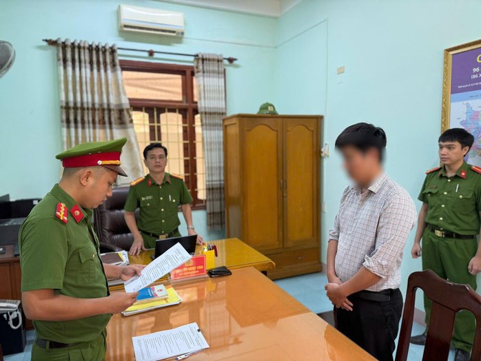 9 người bị khởi tố trong vụ đường ven biển 3,8 tỉ bị 'rút ruột' hơn 1 tỉ- Ảnh 1. 9 người bị khởi tố trong vụ đường ven biển 3,8 tỉ bị 'rút ruột' hơn 1 tỉ- Ảnh 1.