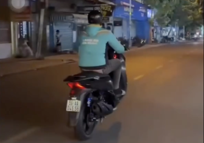Thanh niên bốc đầu xe máy SH bị tịch thu xe và phạt tiền tại TP HCM - Ảnh 1. Thanh niên bốc đầu xe máy SH bị tịch thu xe và phạt tiền tại TP HCM - Ảnh 1.