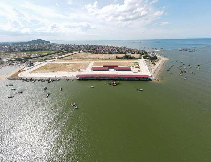 Tàu thuyền gặp khó khi ra, vào cảng cá được đầu tư gần 300 tỉ đồng vì luồng lạch bị bồi lắng- Ảnh 1. Tàu thuyền gặp khó khi ra, vào cảng cá được đầu tư gần 300 tỉ đồng vì luồng lạch bị bồi lắng- Ảnh 1.