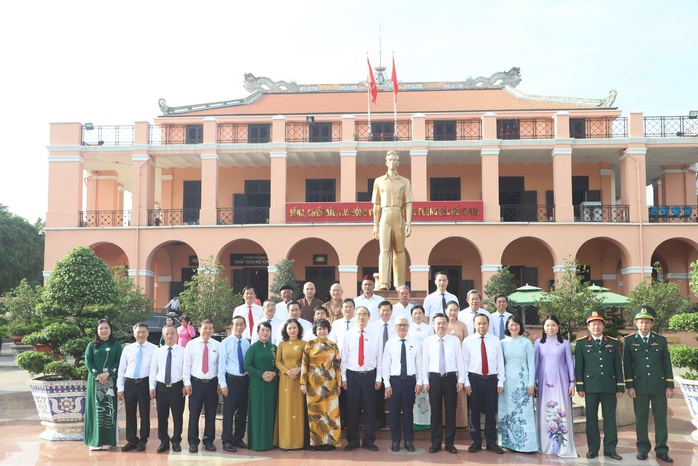 Triển lãm Vinh quang 80 năm Quốc hội Việt Nam tại TP HCM - Ảnh 7. Triển lãm Vinh quang 80 năm Quốc hội Việt Nam tại TP HCM - Ảnh 7.