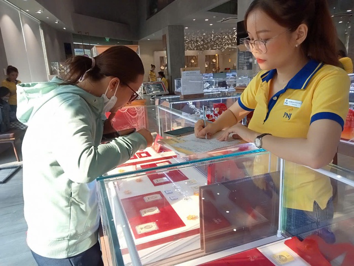 Giá vàng hôm nay 8-8: Bứt phá mạnh mẽ, chạm đỉnh hai tuần- Ảnh 1.