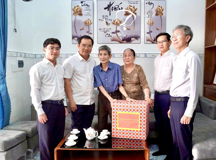 Chủ tịch UBND TP HCM thăm cựu tù chính trị Côn Đảo Nguyễn Xuân Viên - Ảnh 2. Chủ tịch UBND TP HCM thăm cựu tù chính trị Côn Đảo Nguyễn Xuân Viên - Ảnh 2.