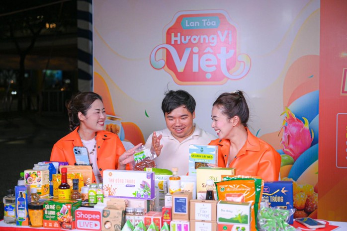 Tuần lễ TMĐT - Kết nối vùng Đà Nẵng 2025: Quảng bá sản phẩm OCOP qua Shopee Live- Ảnh 4. Tuần lễ TMĐT - Kết nối vùng Đà Nẵng 2025: Quảng bá sản phẩm OCOP qua Shopee Live- Ảnh 4.