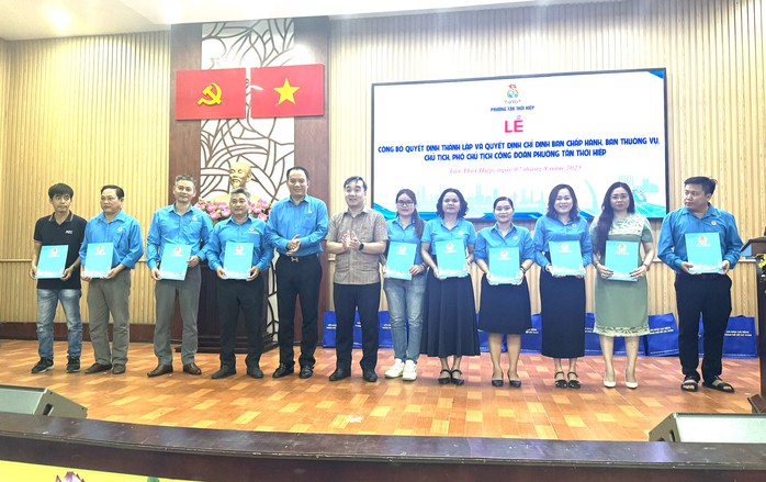 LĐLĐ TP HCM hỗ trợ người lao động khó khăn nhân kỷ niệm 96 năm Công đoàn Việt Nam - Ảnh 2. LĐLĐ TP HCM hỗ trợ người lao động khó khăn nhân kỷ niệm 96 năm Công đoàn Việt Nam - Ảnh 2.
