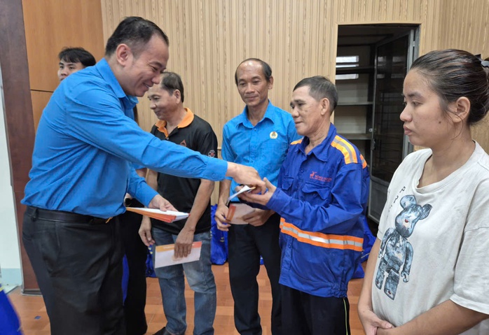 LĐLĐ TP HCM hỗ trợ người lao động khó khăn nhân kỷ niệm 96 năm Công đoàn Việt Nam - Ảnh 1. LĐLĐ TP HCM hỗ trợ người lao động khó khăn nhân kỷ niệm 96 năm Công đoàn Việt Nam - Ảnh 1.