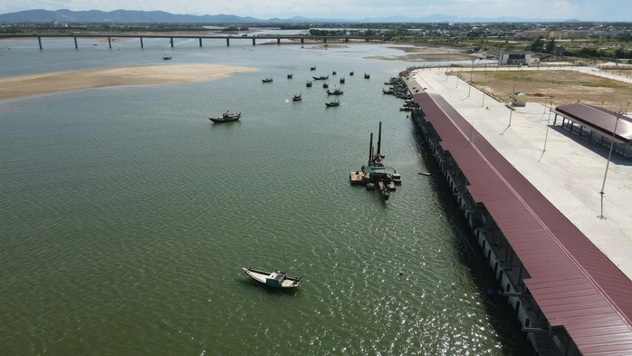 Tàu thuyền gặp khó khi ra, vào cảng cá được đầu tư gần 300 tỉ đồng vì luồng lạch bị bồi lắng- Ảnh 9. Tàu thuyền gặp khó khi ra, vào cảng cá được đầu tư gần 300 tỉ đồng vì luồng lạch bị bồi lắng- Ảnh 9.