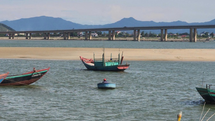 Tàu thuyền gặp khó khi ra, vào cảng cá được đầu tư gần 300 tỉ đồng vì luồng lạch bị bồi lắng- Ảnh 14. Tàu thuyền gặp khó khi ra, vào cảng cá được đầu tư gần 300 tỉ đồng vì luồng lạch bị bồi lắng- Ảnh 14.