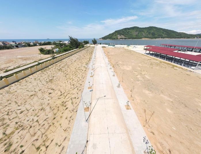 Tàu thuyền gặp khó khi ra, vào cảng cá được đầu tư gần 300 tỉ đồng vì luồng lạch bị bồi lắng- Ảnh 10. Tàu thuyền gặp khó khi ra, vào cảng cá được đầu tư gần 300 tỉ đồng vì luồng lạch bị bồi lắng- Ảnh 10.