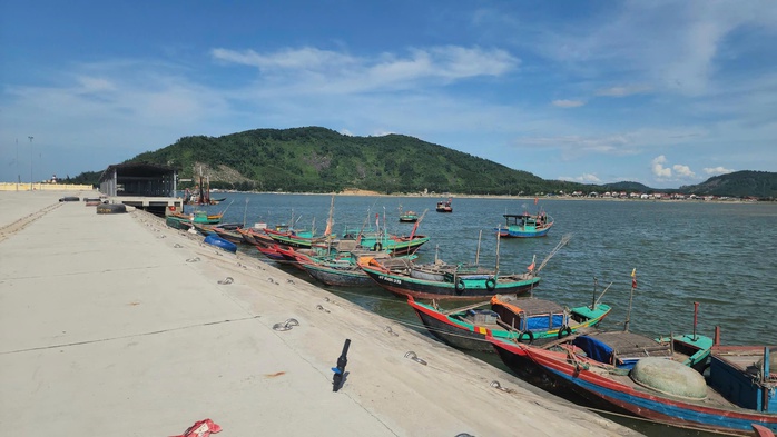 Tàu thuyền gặp khó khi ra, vào cảng cá được đầu tư gần 300 tỉ đồng vì luồng lạch bị bồi lắng- Ảnh 15. Tàu thuyền gặp khó khi ra, vào cảng cá được đầu tư gần 300 tỉ đồng vì luồng lạch bị bồi lắng- Ảnh 15.