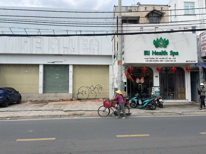 TP HCM Xác định hai người đàn ông cầm cây sắt đánh nhau giữa đường - Ảnh 1. TP HCM Xác định hai người đàn ông cầm cây sắt đánh nhau giữa đường - Ảnh 1.