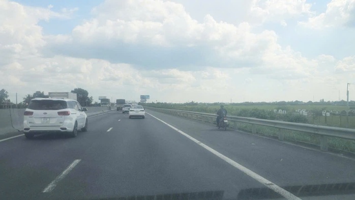 Nam thanh niên chạy xe máy vào cao tốc TP HCM - Trung Lương: Lý do gây tranh cãi - Ảnh 1. Nam thanh niên chạy xe máy vào cao tốc TP HCM - Trung Lương: Lý do gây tranh cãi - Ảnh 1.
