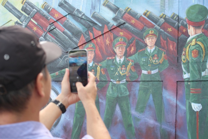 300-meter mural in Ho Chi Minh City impresses locals and tourists- Ảnh 11. 300-meter mural in Ho Chi Minh City impresses locals and tourists- Ảnh 11.