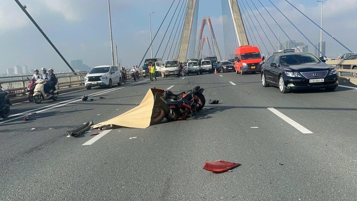Người đàn ông nước ngoài đi xe phân khối lớn tử vong khi va chạm với ô tô trên cầu Nhật Tân - Ảnh 1.