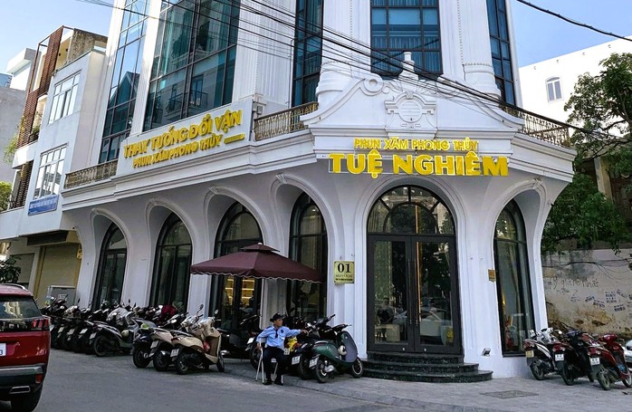 Tìm bị hại trong vụ án hình sự tại cơ sở "phun xăm phong thủy đổi vận"- Ảnh 1.