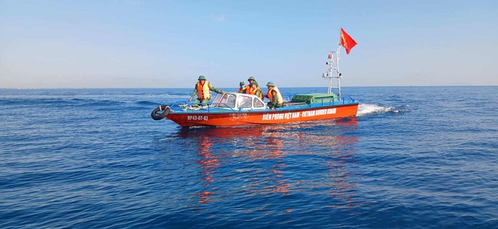 Hình ảnh xót xa trên chiếc ghe trôi vào bờ biển Đà Nẵng- Ảnh 4.