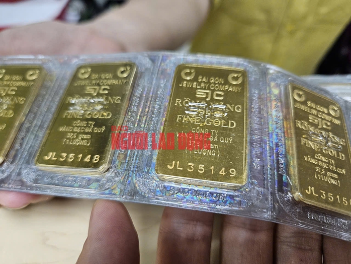 Giá vàng miếng SJC lập đỉnh, nhiều người vẫn "chịu chi" mua vào- Ảnh 2. Giá vàng miếng SJC lập đỉnh, nhiều người vẫn "chịu chi" mua vào- Ảnh 2.