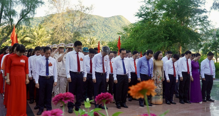 Hình ảnh Chủ tịch UBND TP HCM cùng đoàn công tác dâng hương tại Côn Đảo- Ảnh 7.