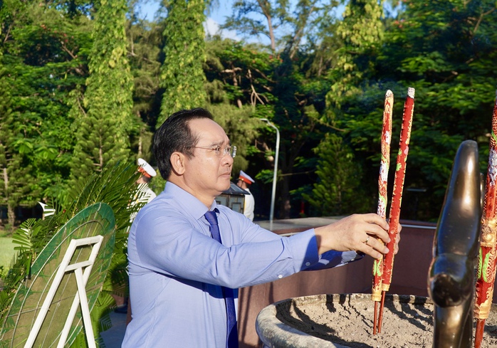 Hình ảnh Chủ tịch UBND TP HCM cùng đoàn công tác dâng hương tại Côn Đảo- Ảnh 3.