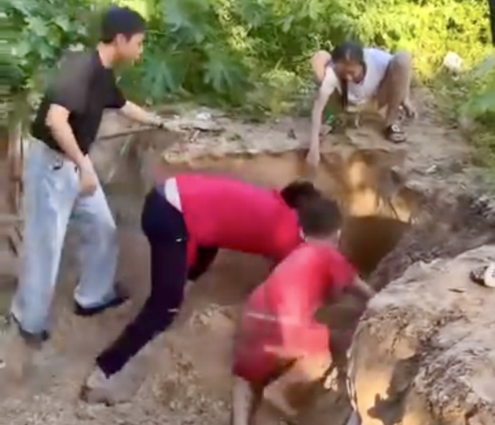 Tài xế Tí Hon và du khách cứu bé trai bị cát đè khi chơi ở Côn Đảo- Ảnh 1.