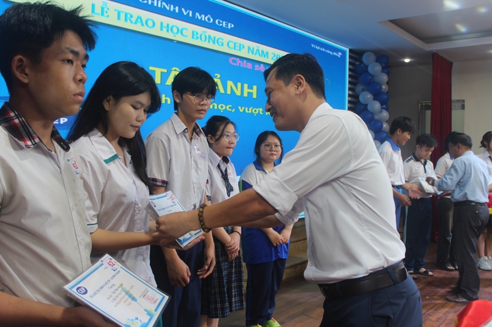 CEP trao hàng ngàn suất quà và học bổng cho con khách hàng khó khăn - Ảnh 1.