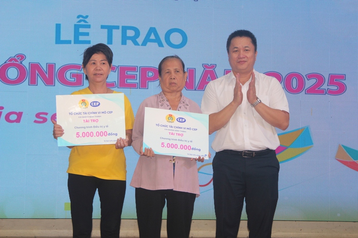 CEP trao hàng ngàn suất quà và học bổng cho con khách hàng khó khăn - Ảnh 2.