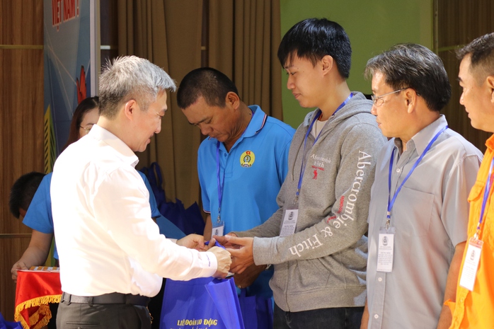 Lãnh đạo thành phố ra sức chăm lo, "không để ai bị bỏ lại phía sau" - Ảnh 3.