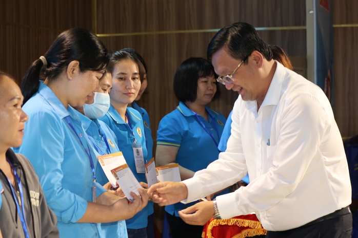 Lãnh đạo thành phố ra sức chăm lo, "không để ai bị bỏ lại phía sau" - Ảnh 4.