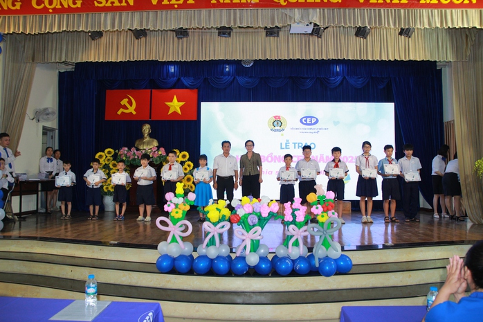 CEP trao hàng ngàn suất quà và học bổng cho con khách hàng khó khăn - Ảnh 6.