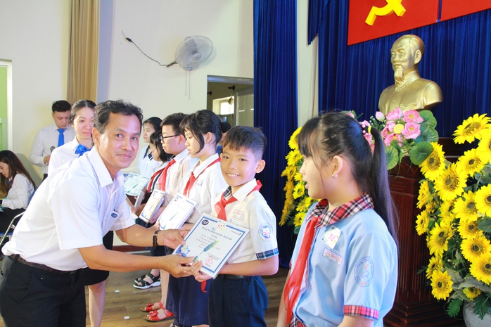CEP trao hàng ngàn suất quà và học bổng cho con khách hàng khó khăn - Ảnh 4.