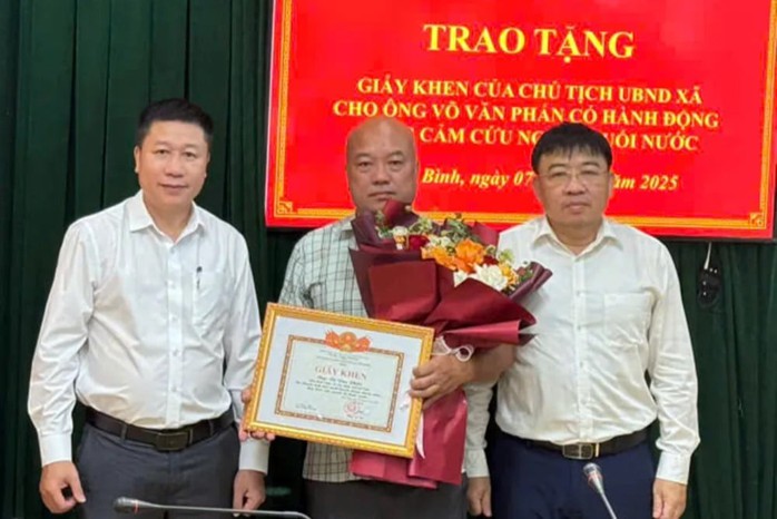 Người đàn ông dũng cảm cứu 2 em học sinh bị sóng biển cuốn ra xa bờ hơn 300m- Ảnh 1.