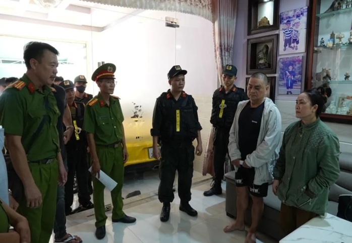 Khám xét nơi ở của nhóm cho vay, công an thu giữ lượng lớn tiền mặt, 8 sổ tiết kiệm 84 tỉ đồng- Ảnh 1.