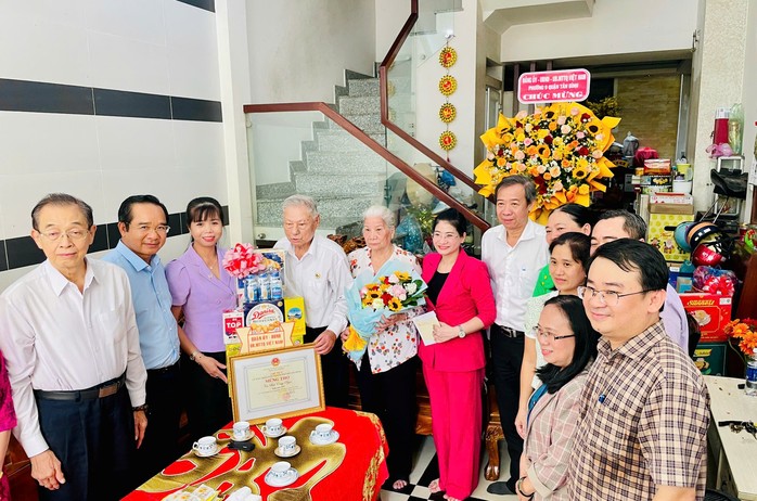 Từ năm sau, người từ 70 tuổi ở TP HCM được nhận quà gì vào ngày sinh nhật? - Ảnh 1.