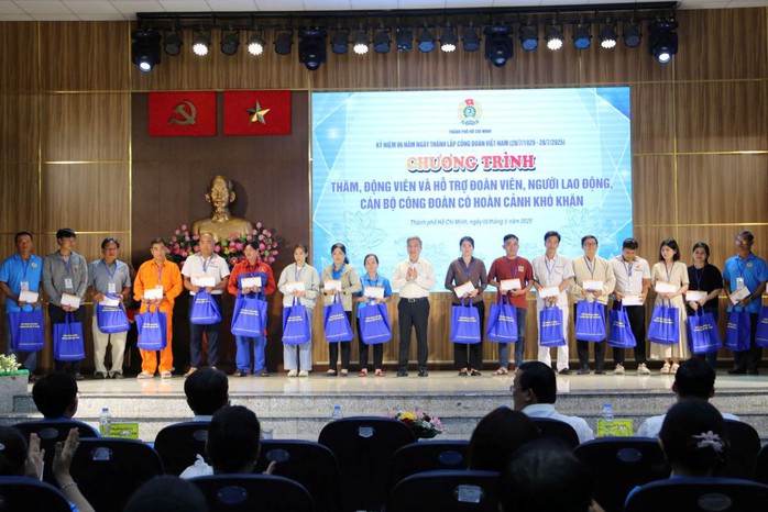 Lãnh đạo thành phố ra sức chăm lo, "không để ai bị bỏ lại phía sau" - Ảnh 5.
