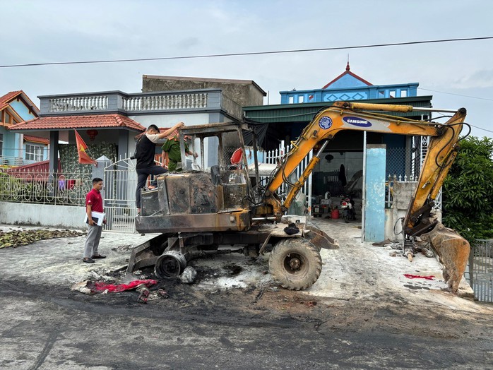 Mâu thuẫn cá nhân dẫn đến phóng hỏa máy xúc , Vũ Văn Năm bị khởi tố - Ảnh 2.