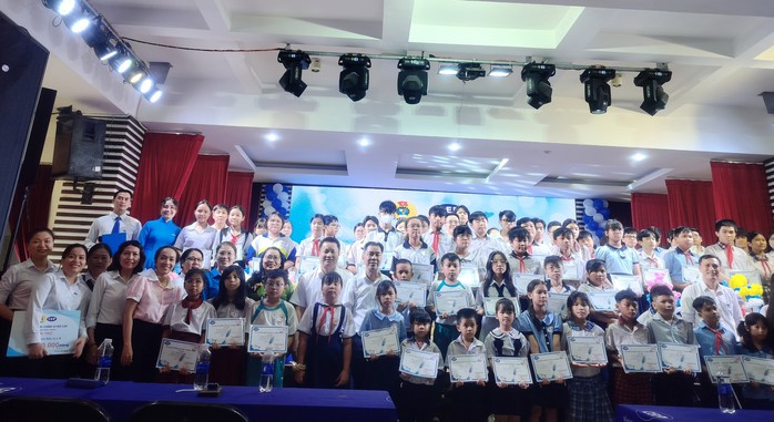 CEP trao hàng ngàn suất quà và học bổng cho con khách hàng khó khăn - Ảnh 3.